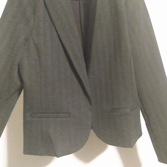 Amanda and Chelsea blazer - Picture 4 of 4